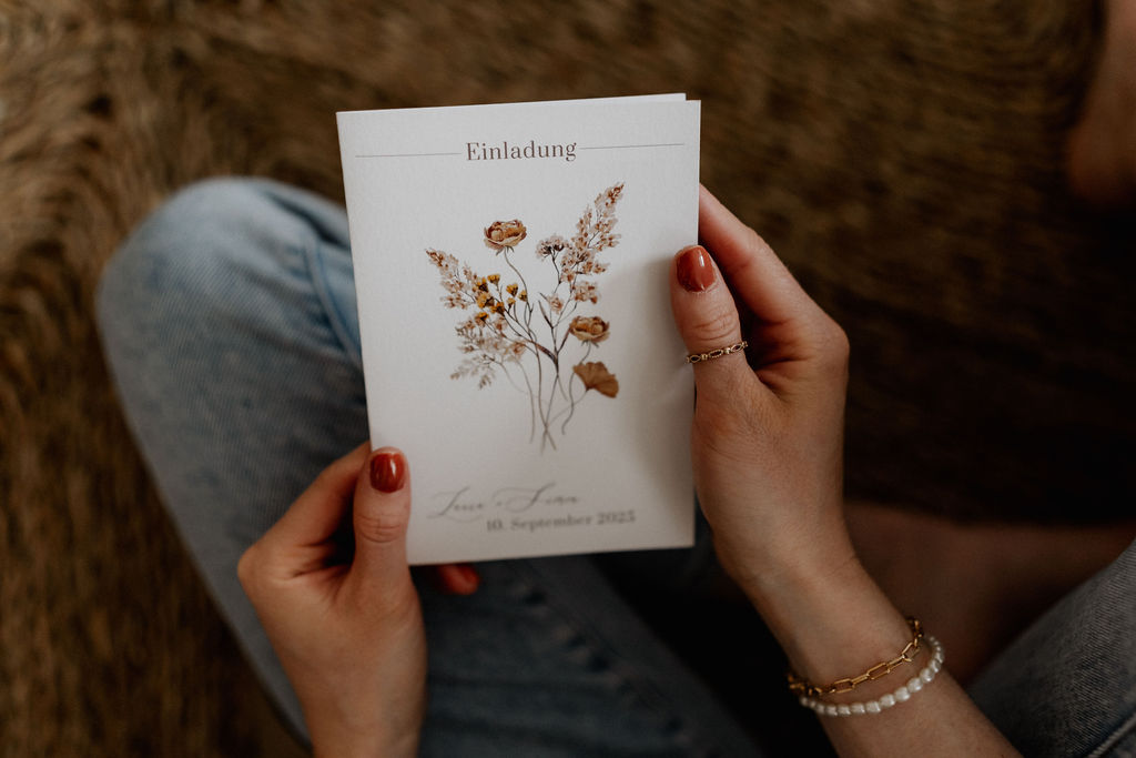 Muster Einladung in der Hand, Hochzeitsplanung Julia